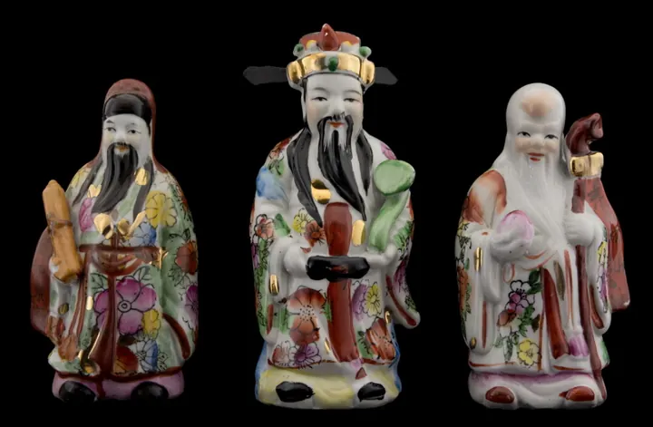 Trois statuettes en porcelaine des sages Fu, Lu et Shou